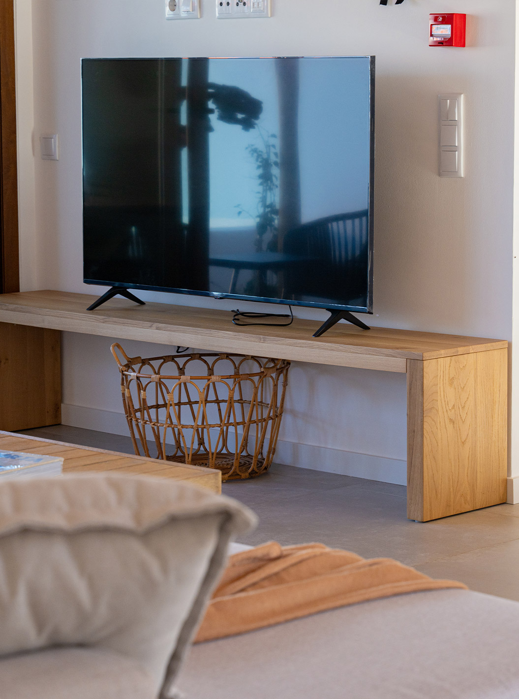 Die Superior Green Villa im Pestana Comporta Village Residences verfügt über einen modernen Raum mit Fernseher und Holzmöbeln