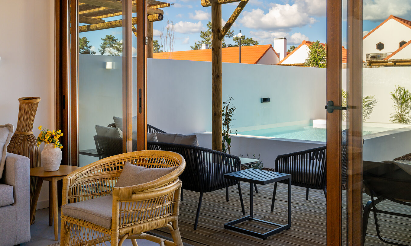 Die Superior Villa im Pestana Comporta Village Residences verfügt über eine Terrasse mit Pool, Stühlen und einem Außentisch