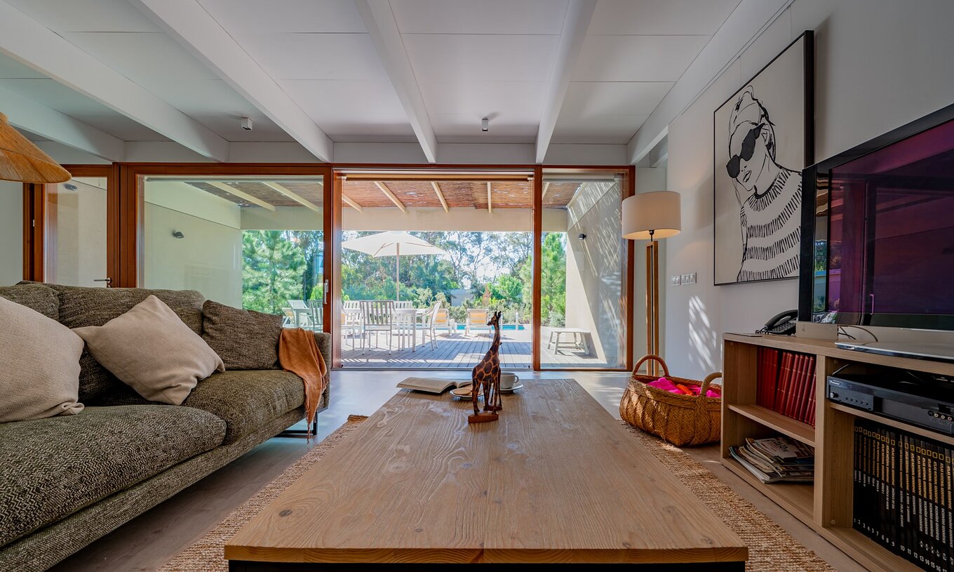 Villen mit 4 Schlafzimmern Pestana Tróia Eco Resort hat ein Wohnzimmer mit Sofa und Zugang zur Terrasse