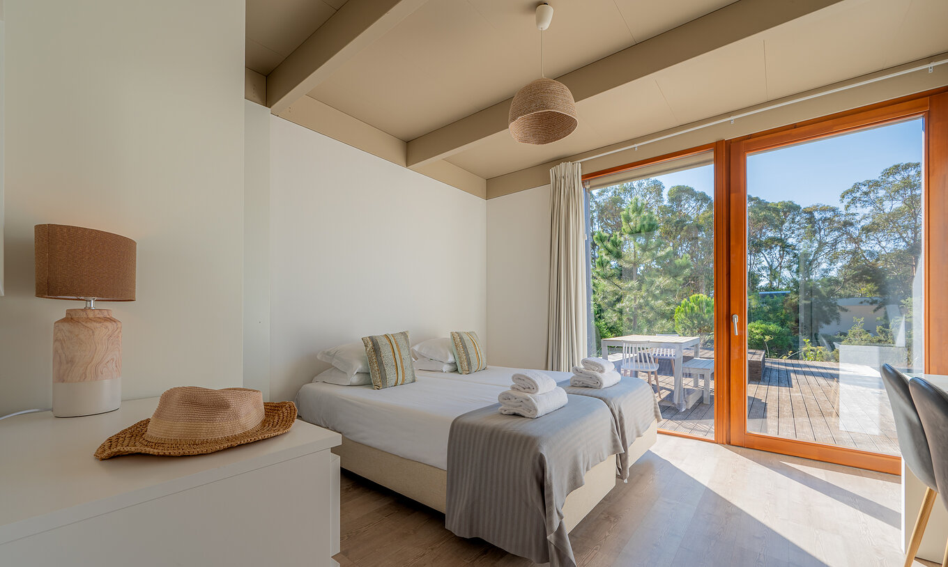 Beach Villa mit Privatpool Pestana Tróia Eco Resort hat ein Doppelbett mit Zugang zur Terrasse