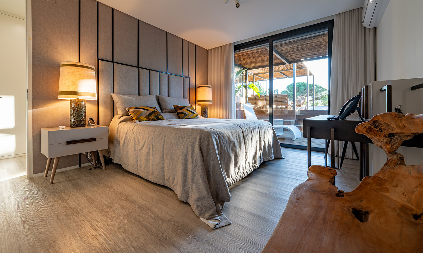Exclusive Villen mit Privatpool Pestana Tróia Eco Resort hat ein Doppelbett mit Zugang zur Terrasse