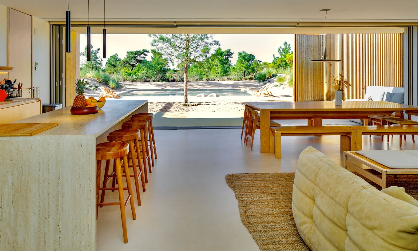 Exclusive Premium Villen mit Privatpool Pestana Tróia Eco Resort hat ein Wohnzimmer mit Blick auf den Außenpool