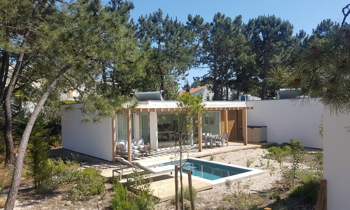 Die Green Villa mit privatem Pool T3 im Pestana Tróia Eco Resort hat einen privaten Pool mit Liegestühlen daneben