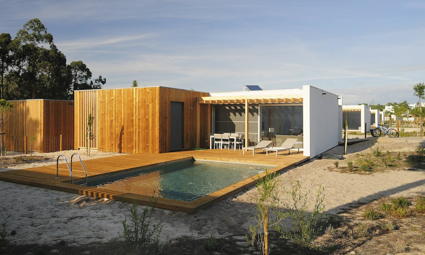 Sand Villas mit Privatpool Pestana Tróia Eco Resort hat Liegen und einen Tisch mit Stühlen