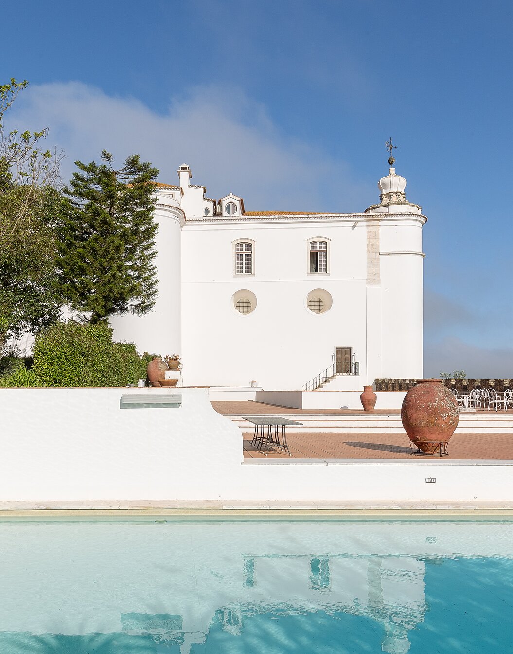 Außenansicht der Pousada Castelo Estremoz, ein Hotel im historischen Zentrum mit Pool und umgebender Mauer