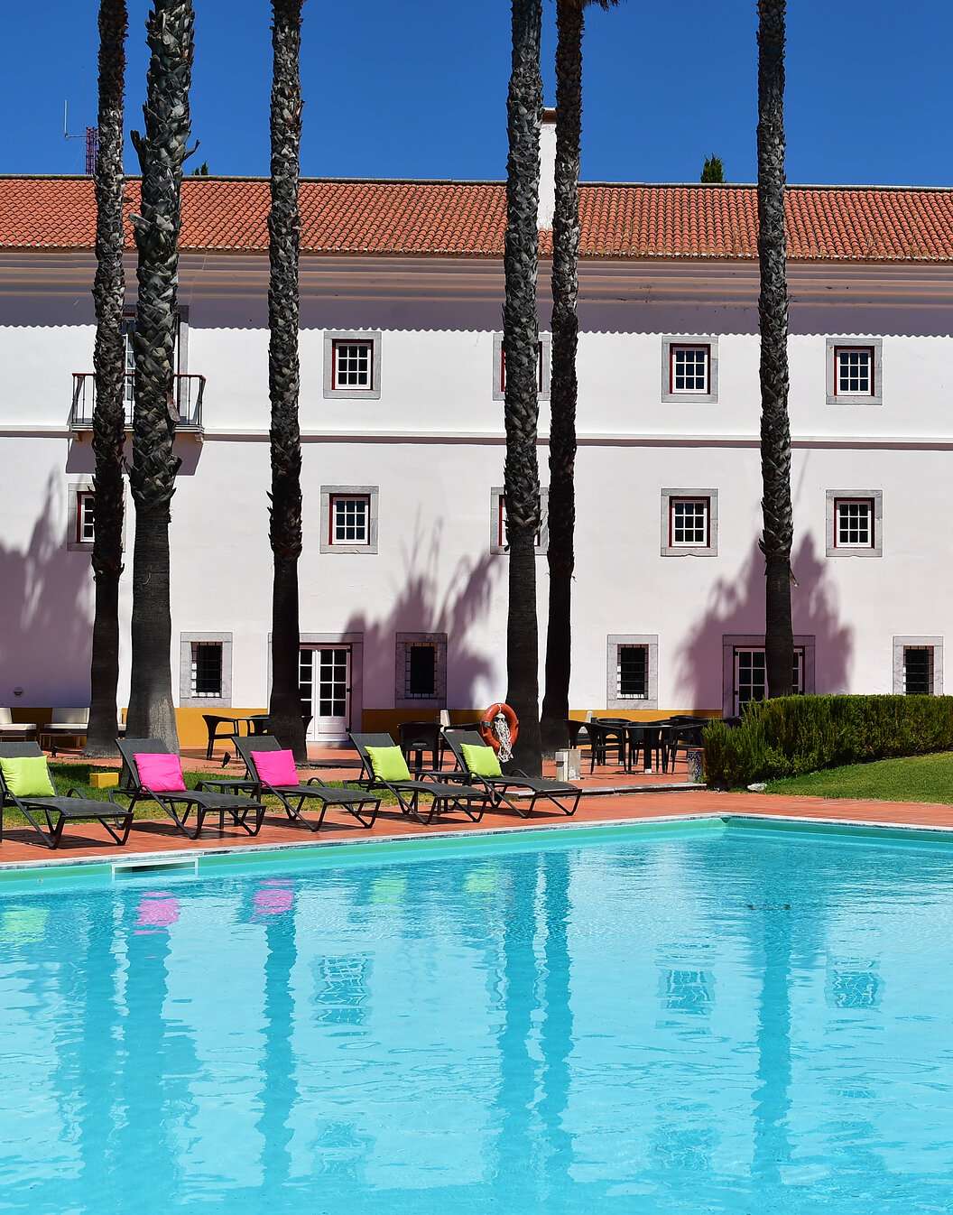 Außenpool der Pousada Convento Beja, ein historisches Hotel im Alentejo mit Liegen und Kissen
