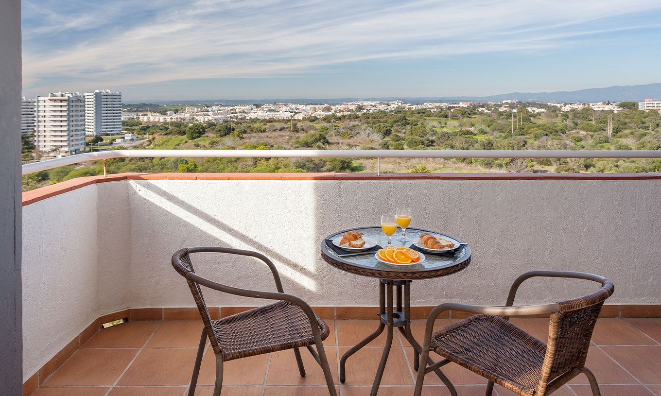 Im Gartenblickstudio des Pestana Alvor Atlântico können Sie auf der Terrasse ein Frühstück genießen