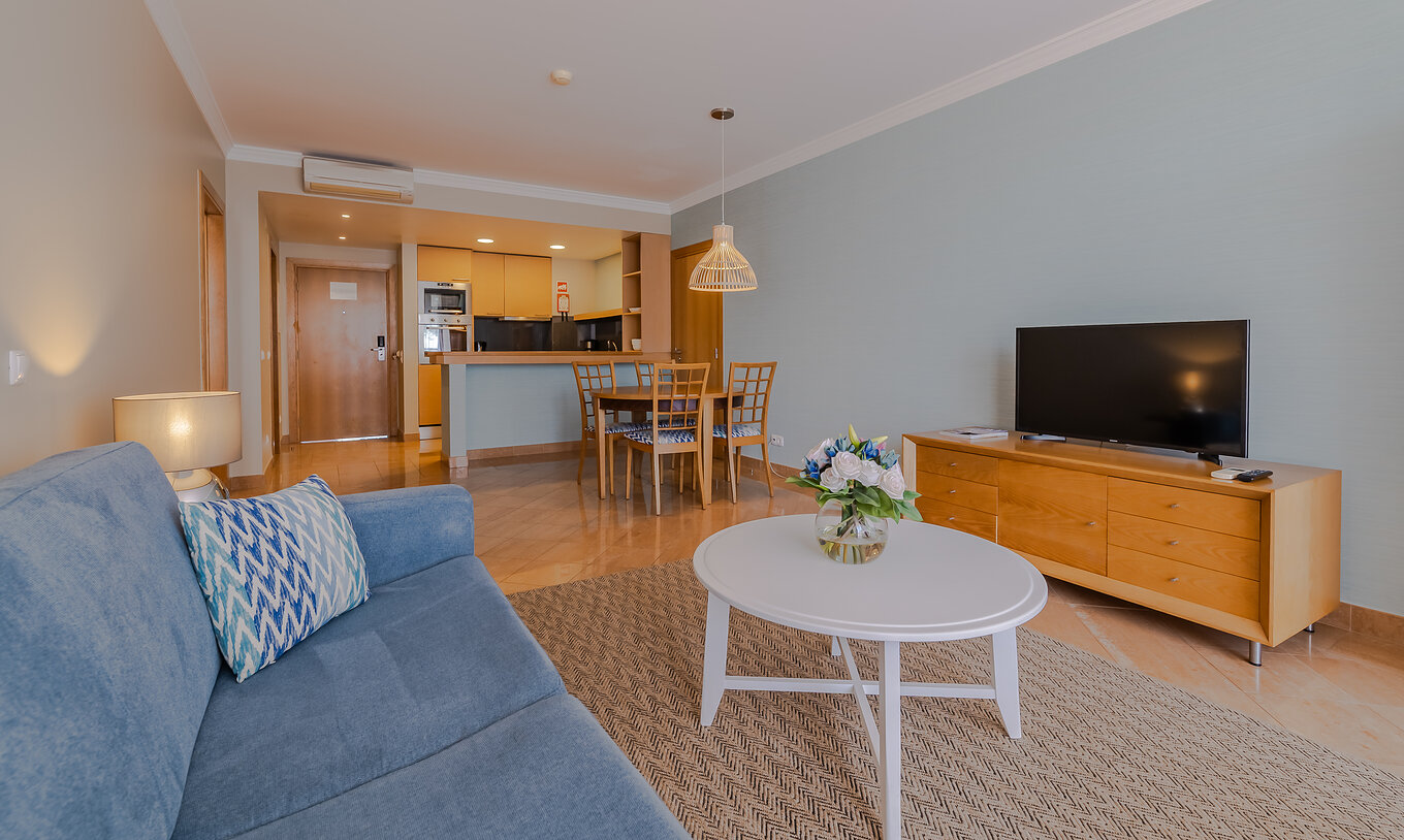 Das 1-Schlafzimmer-Apartment im Pestana Alvor Park verfügt über ein Wohnzimmer mit Sofa, Esstisch und Küchenzeile