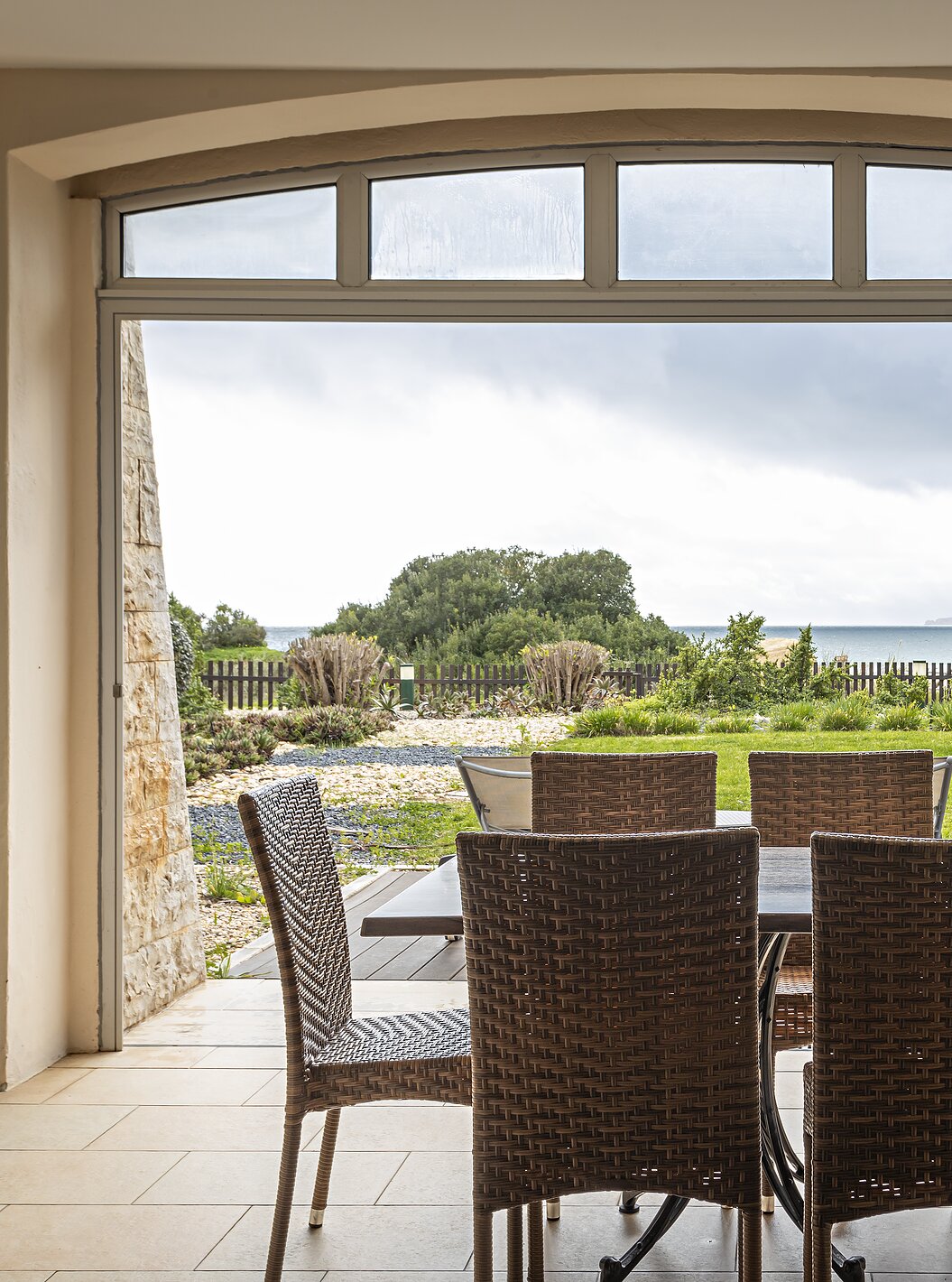 Das Cliff Family im Pestana Alvor Praia hat eine Veranda mit einem Tisch und Stühlen sowie einen Garten mit Strandblick