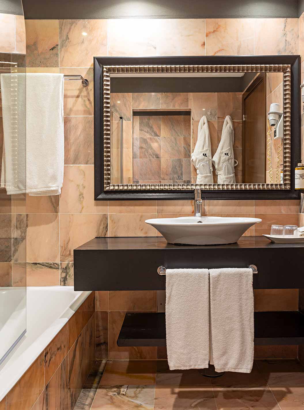 Das Cliff Studio im Pestana Alvor Praia hat ein Badezimmer mit einer Badewanne, zwei Bademänteln und einem Haartrockner