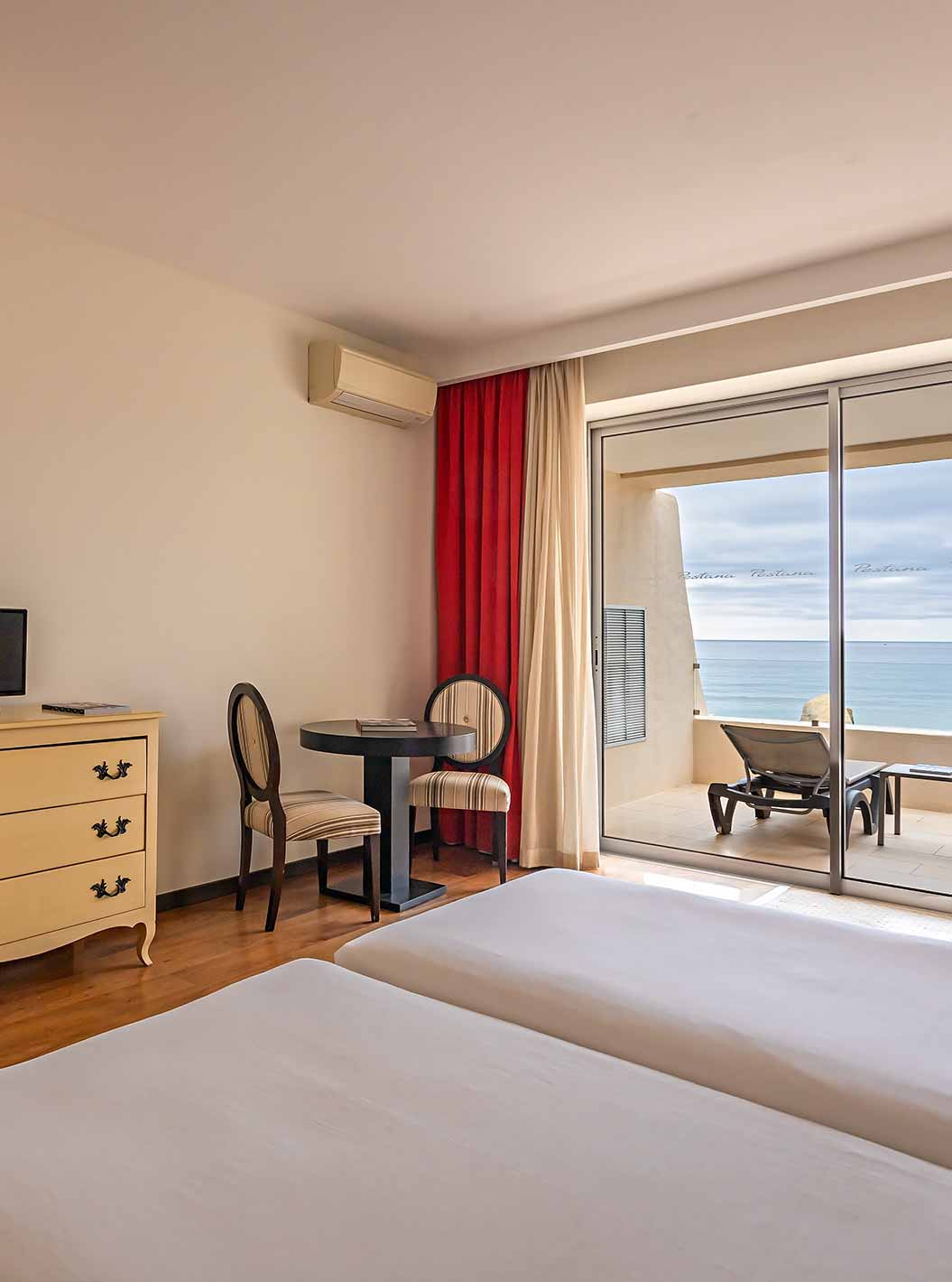 Das Cliff Studio im Pestana Alvor Praia hat ein Doppelzimmer mit einer Kommode, einem Fernseher und Balkon mit Meerblick