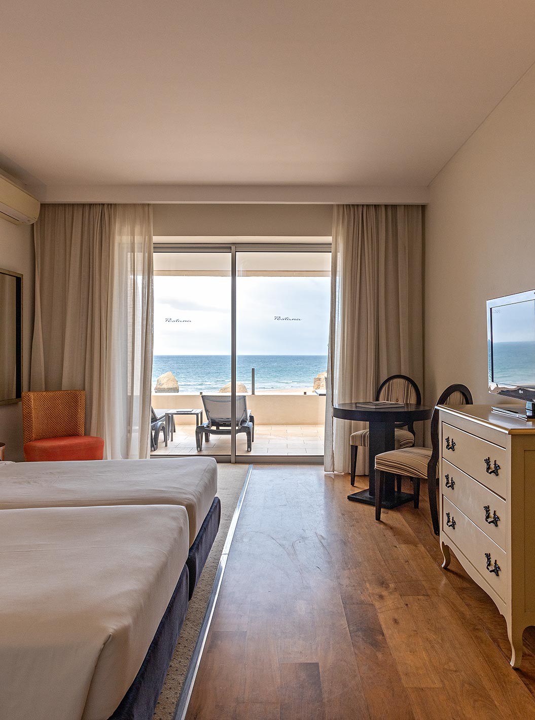 Die Cliff Suite T1 im Pestana Alvor Praia hat ein Doppelzimmer mit Kommode, TV und Balkon mit Aussicht