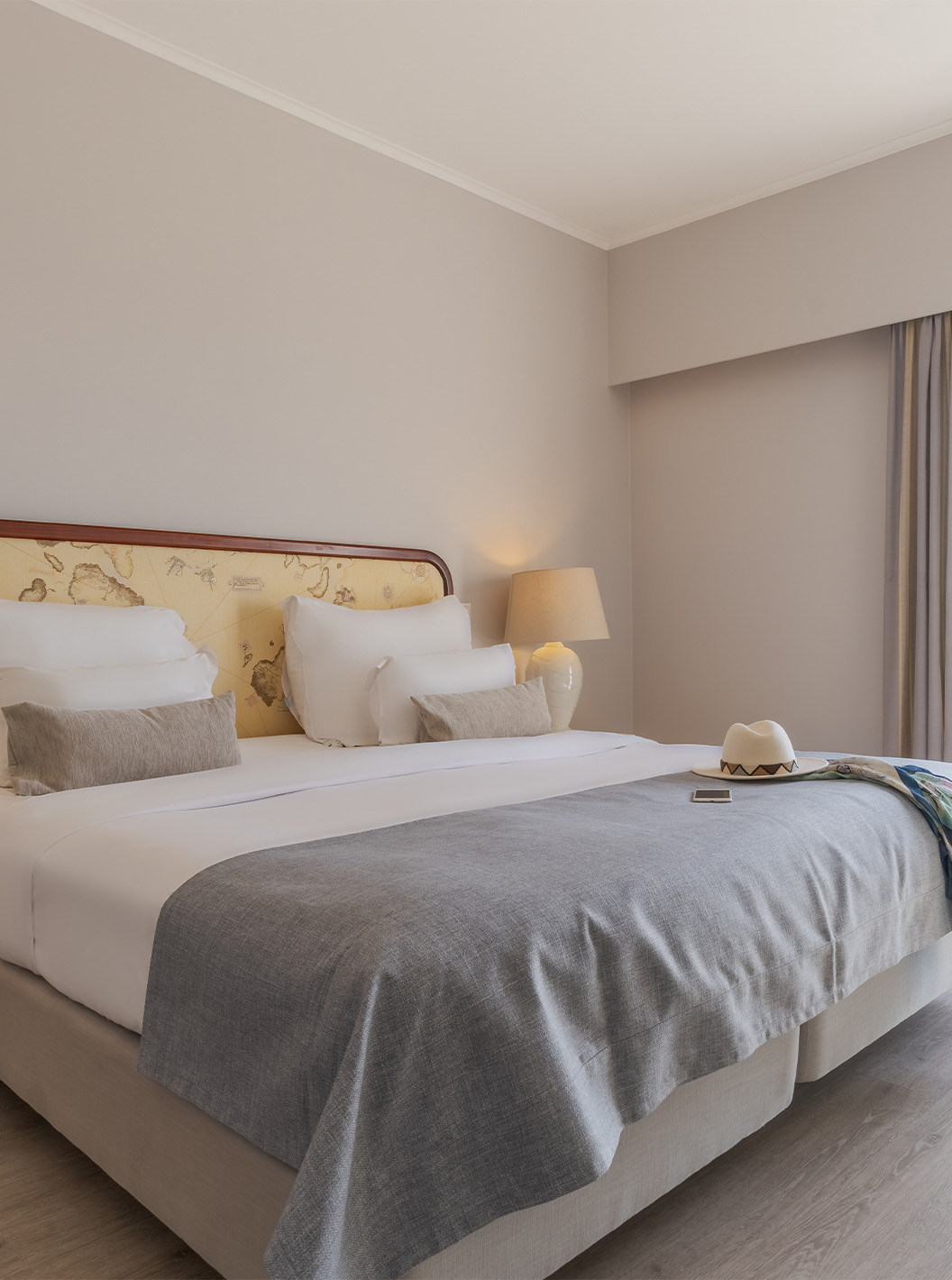 Die Luxussuite mit Meerblick im Pestana Alvor Praia hat ein Doppelbett, Nachttisch mit Lampe und Fenster mit Meerblick