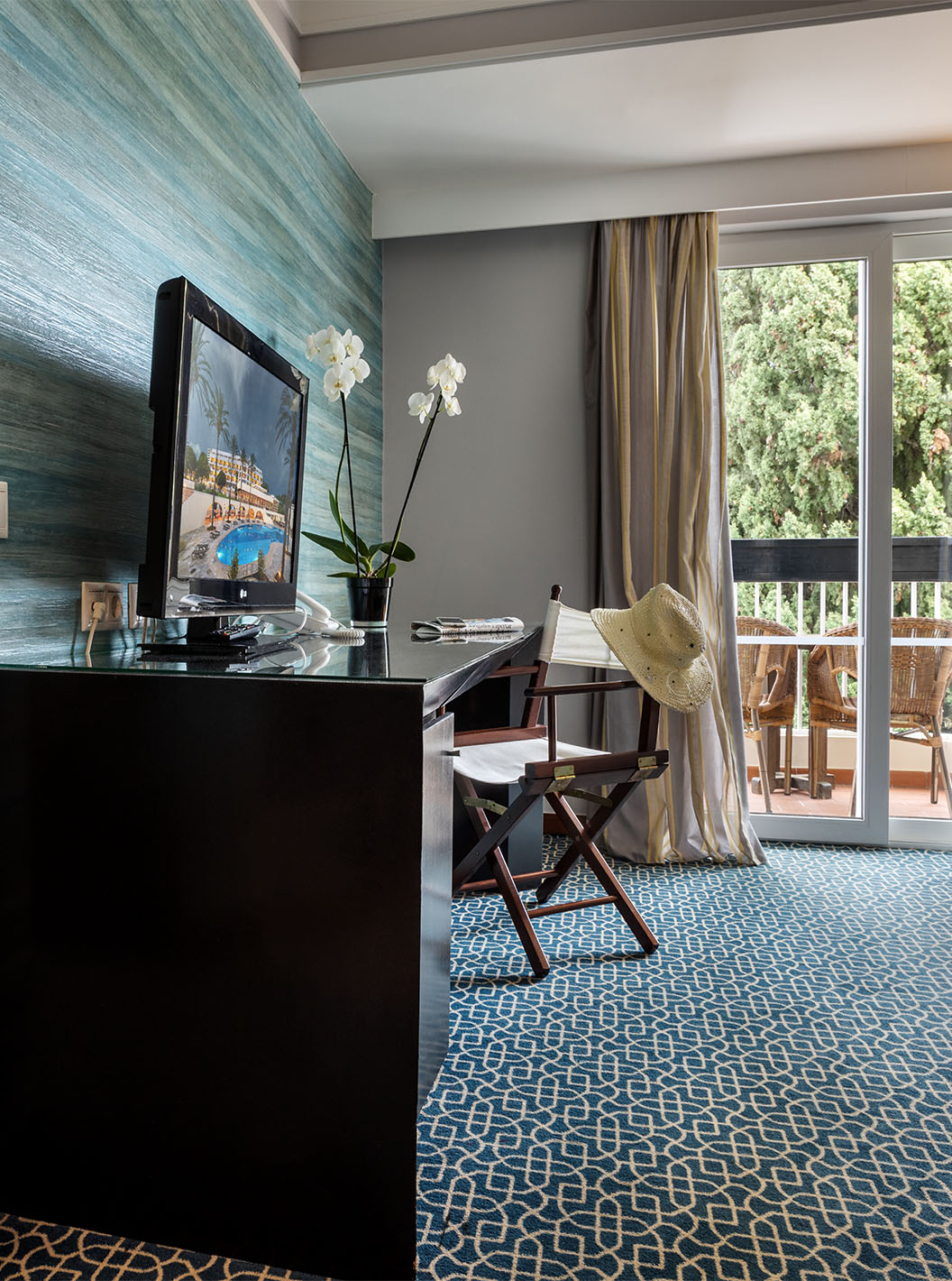 Die Suite mit Gartenblick im Pestana Alvor Praia hat einen Raum mit Sofa, Schreibtisch und Fernseher und Schlafzimmer