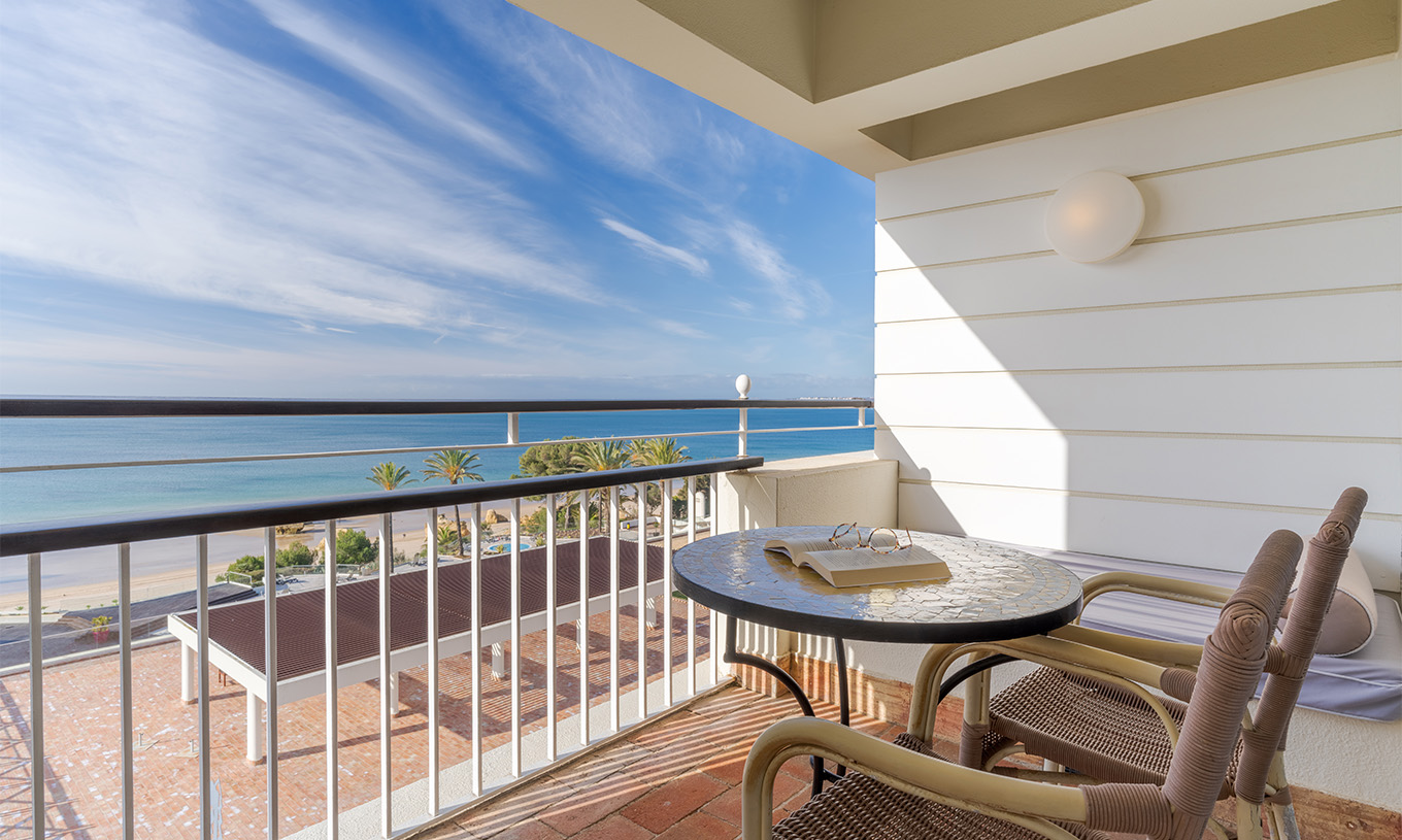 Das Superior mit Meerblick im Pestana Alvor Praia hat einen Balkon mit Tisch, Stühlen und Sofa mit Meerblick