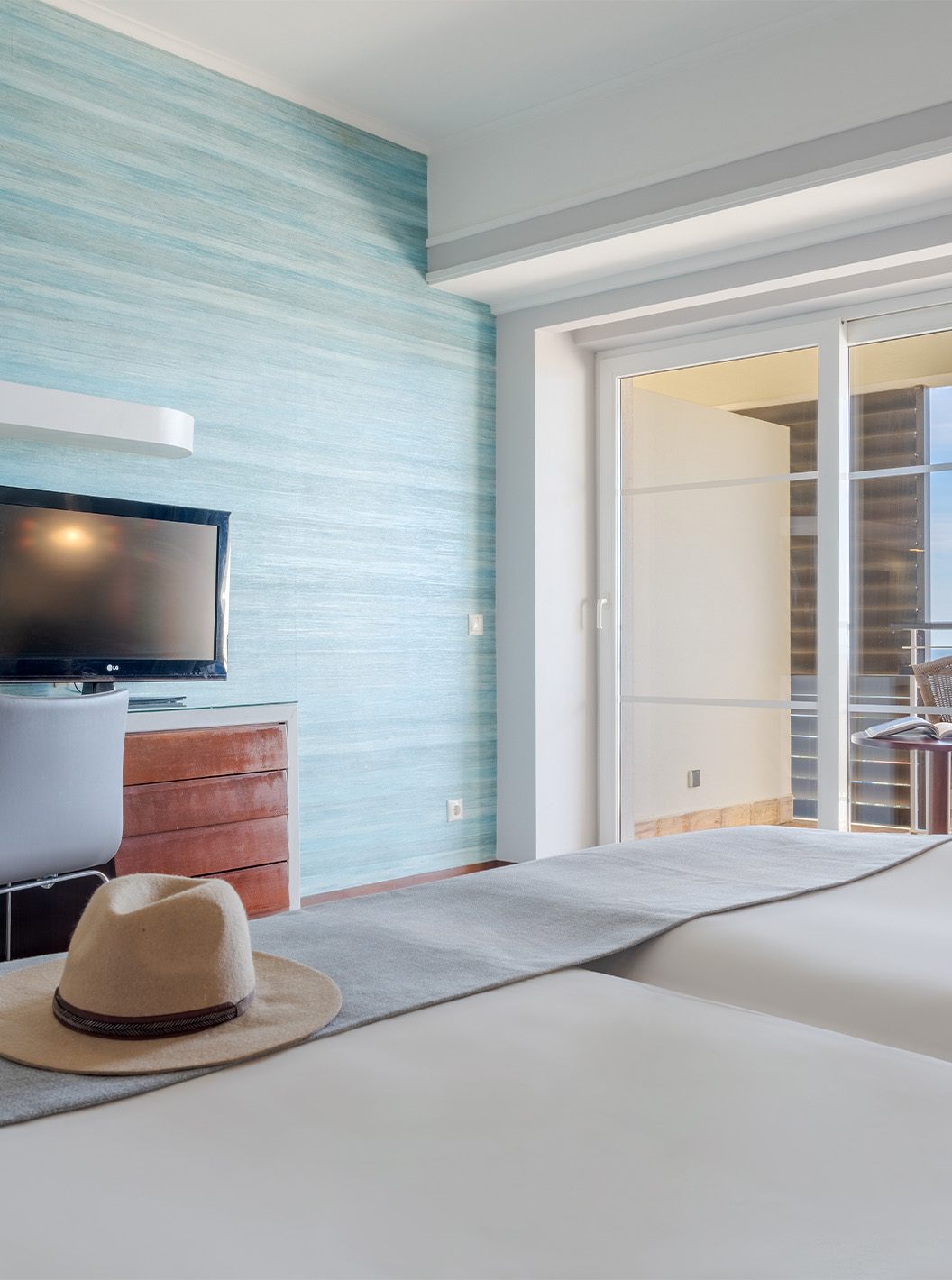 Das Superior mit Meerblick im Pestana Alvor Praia hat zwei Betten, einen Sessel, einen Schreibtisch und einen Balkon