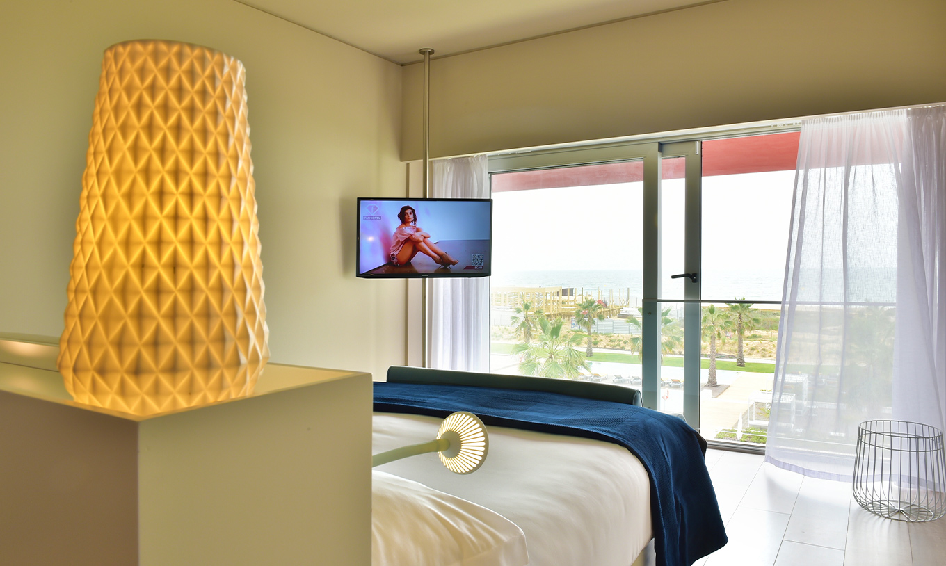 Das Deluxe Meerblick im Pestana Alvor South Beach hat ein Doppelbett einen Fernseher und ein Fenster
