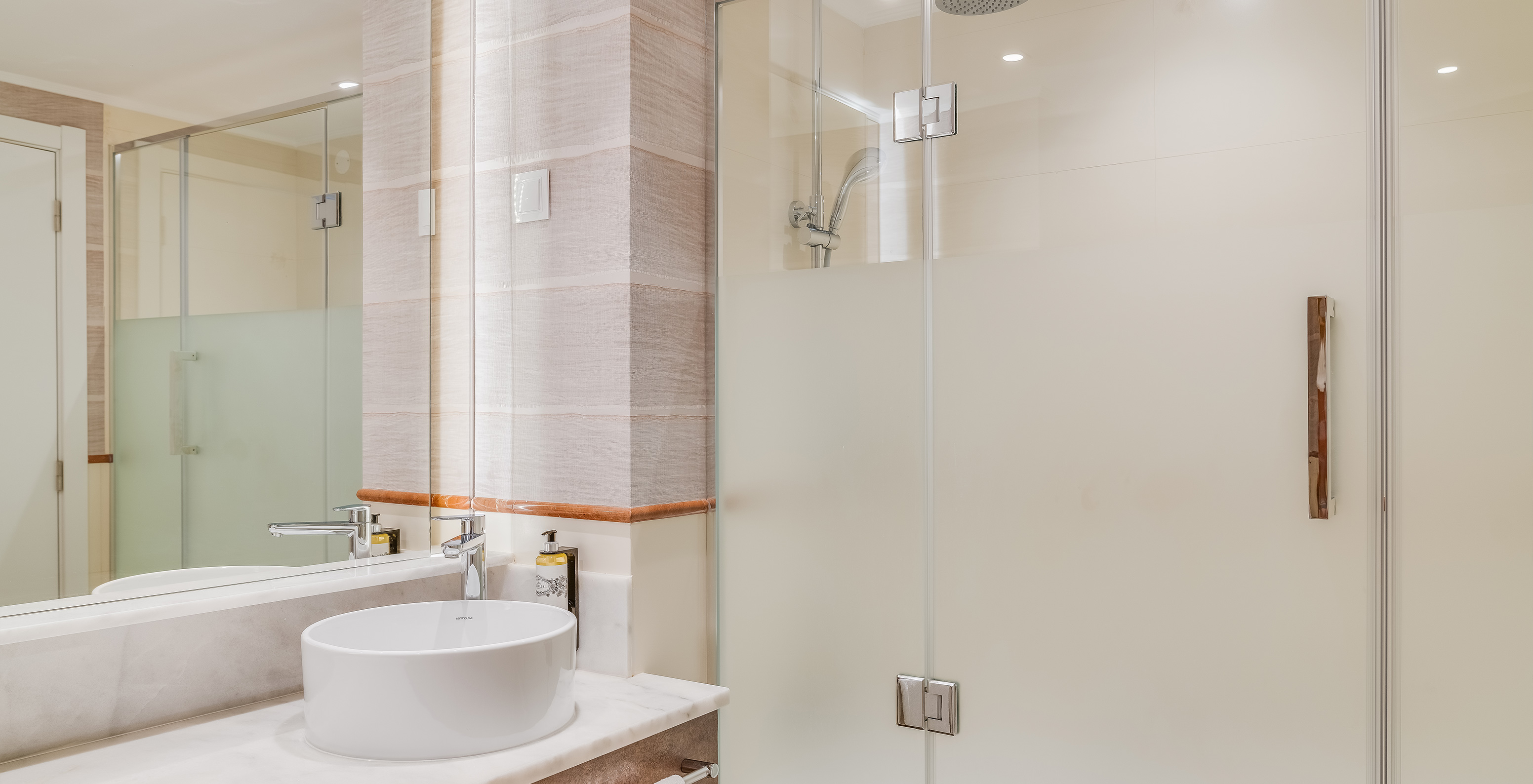 Das Klassische Zimmer mit Meerblick im Pestana Blue Alvor Beach hat ein Bad mit Waschbecken, Spiegel und Dusche