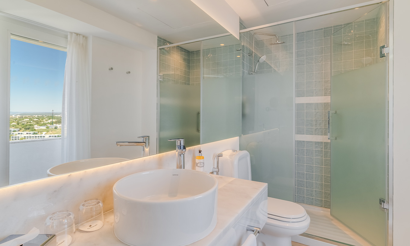 Das Klassische Zimmer mit Gartenblick im Pestana Blue Alvor Beach hat ein Bad mit Waschbecken, Spiegel, WC und Dusche