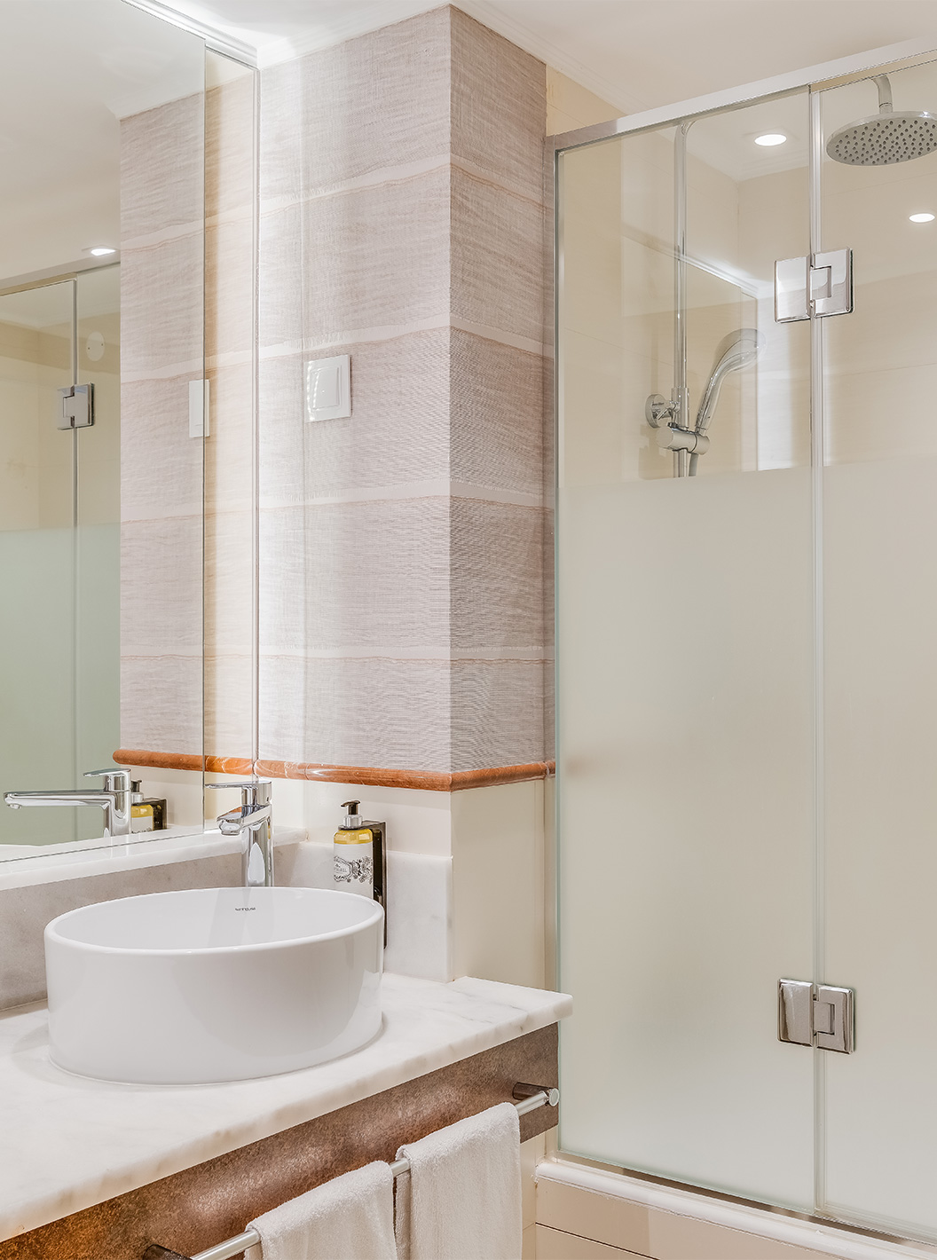 Das Klassische Zimmer mit Meerblick im Pestana Blue Alvor Beach hat ein Bad mit Waschbecken, Spiegel und Dusche