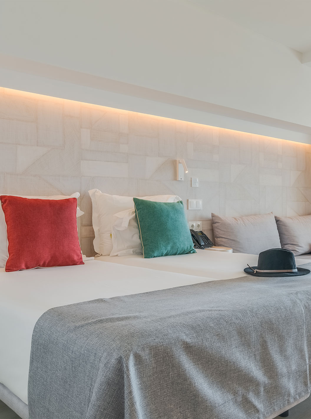 Das Klassische Zimmer mit Meerblick im Pestana Blue Alvor Beach hat zwei Einzelbetten mit weißen Laken und ein Sofa