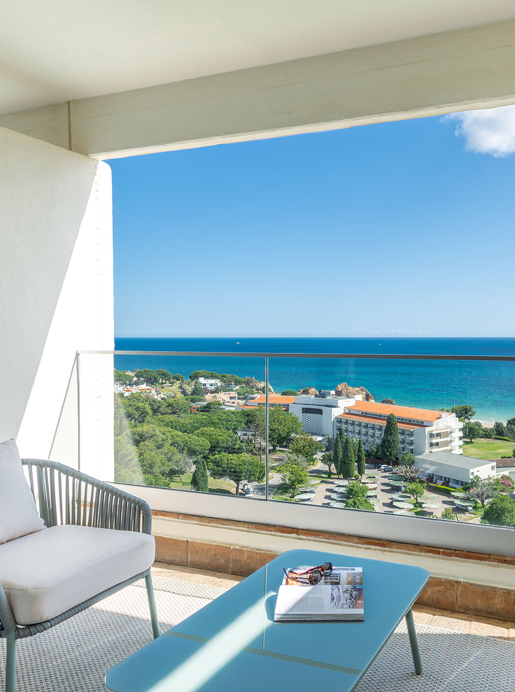 Das Superior Familienzimmer mit Meerblick im Pestana Blue Alvor Beach hat einen Balkon mit Tisch und zwei Stühlen