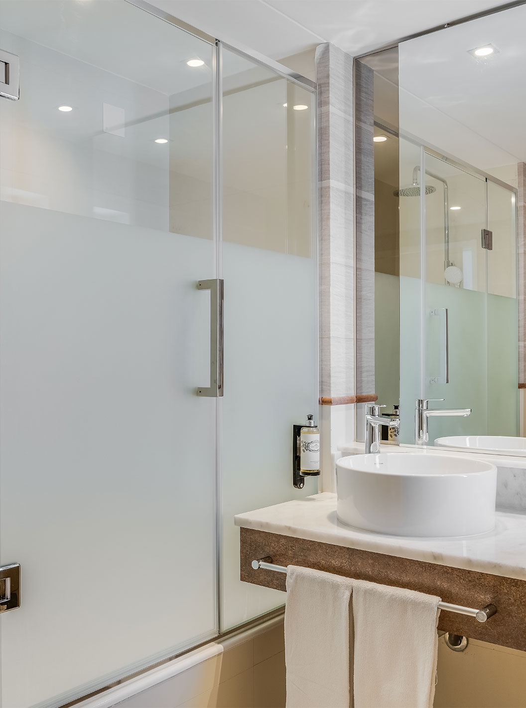 Das Superior Familienzimmer mit Meerblick im Pestana Blue Alvor Beach hat ein Bad mit Waschbecken, Spiegel und Dusche