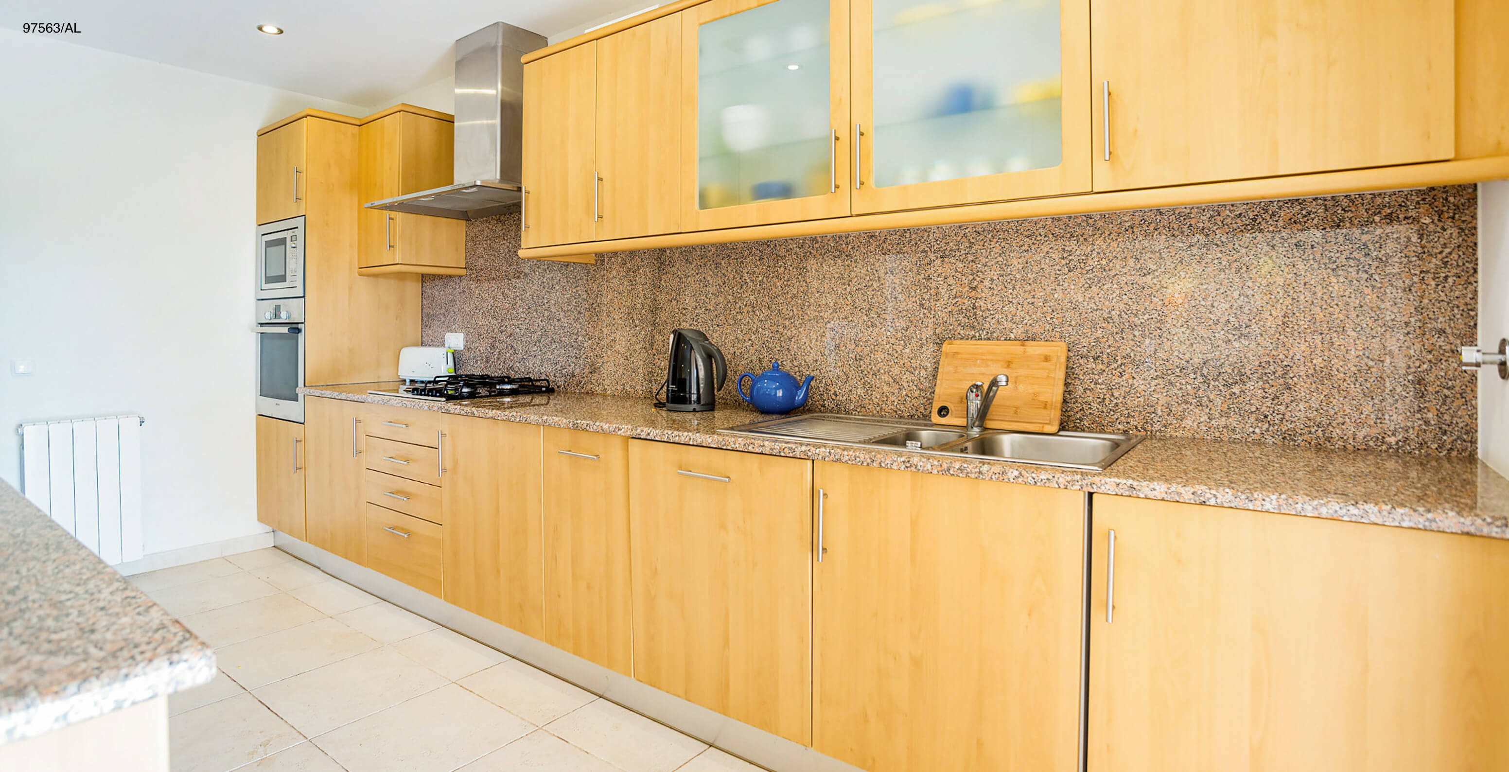 Die Wohnung Pestana Carvoeiro Golf T3 Superior hat eine Küche mit Holzschränken und Geräten