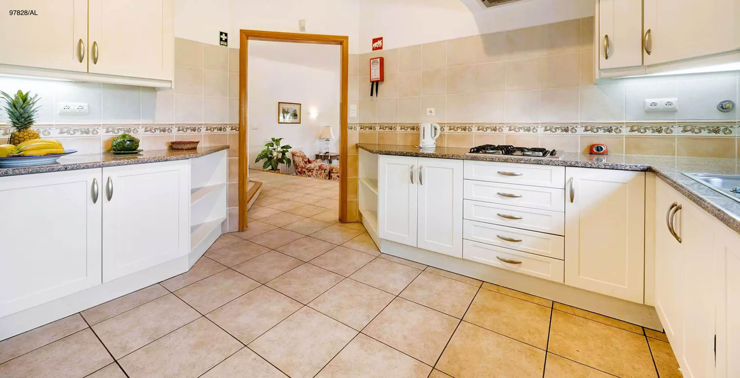 Die Villa Pestana Carvoeiro Golf V3 Standard hat eine Küche mit weißen Schränken und Geräten
