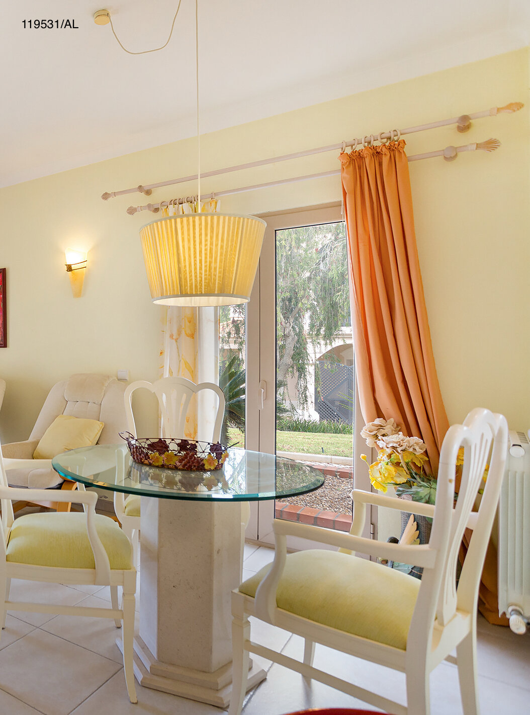 Die Wohnung Pestana Carvoeiro Golf T1 Standard hat ein Wohnzimmer mit TV, Tischen, Stühlen und Außenblick