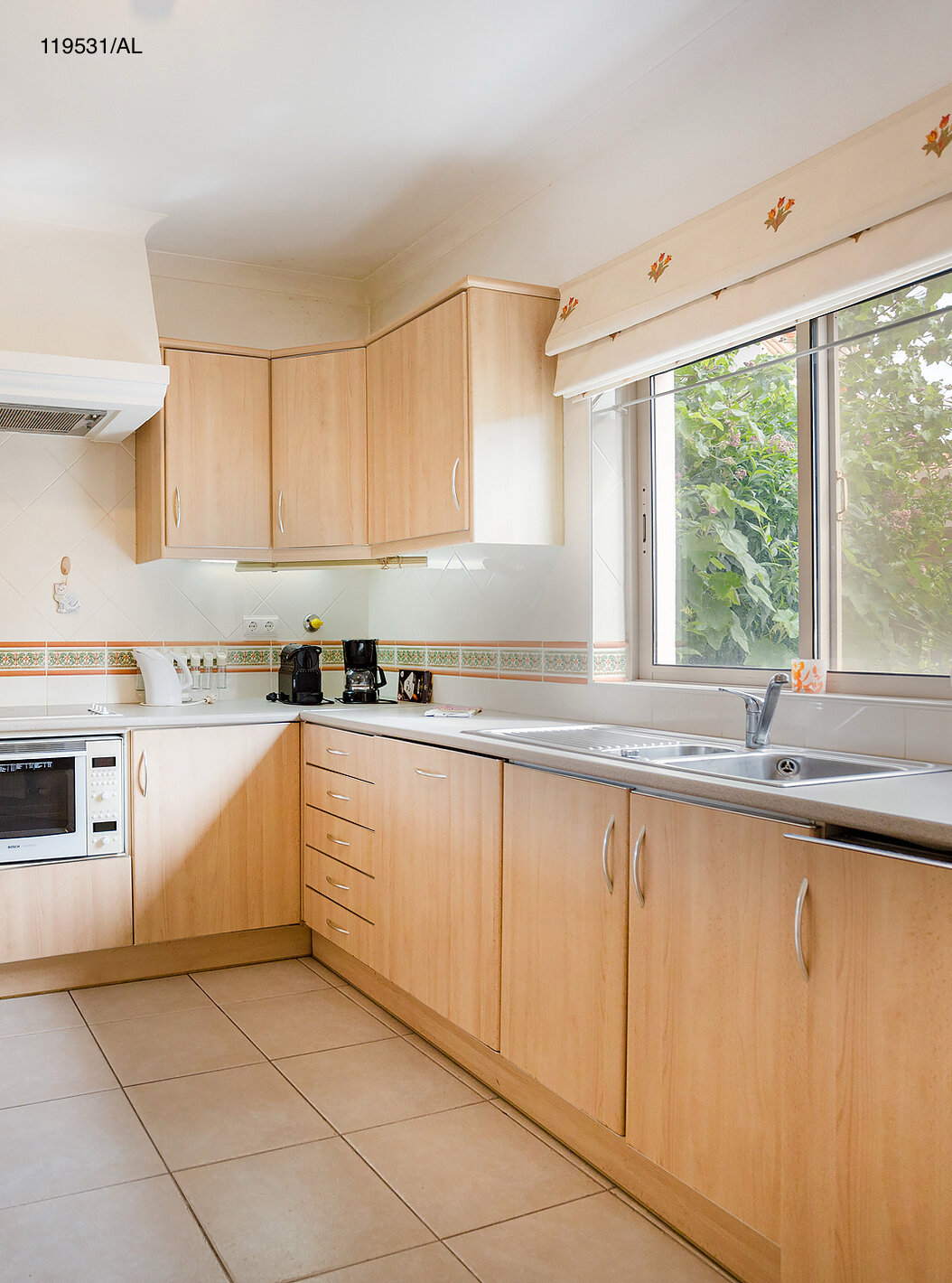 Die Wohnung Pestana Carvoeiro Golf T1 Standard verfügt über eine Küche mit Holzschränken und Geräten