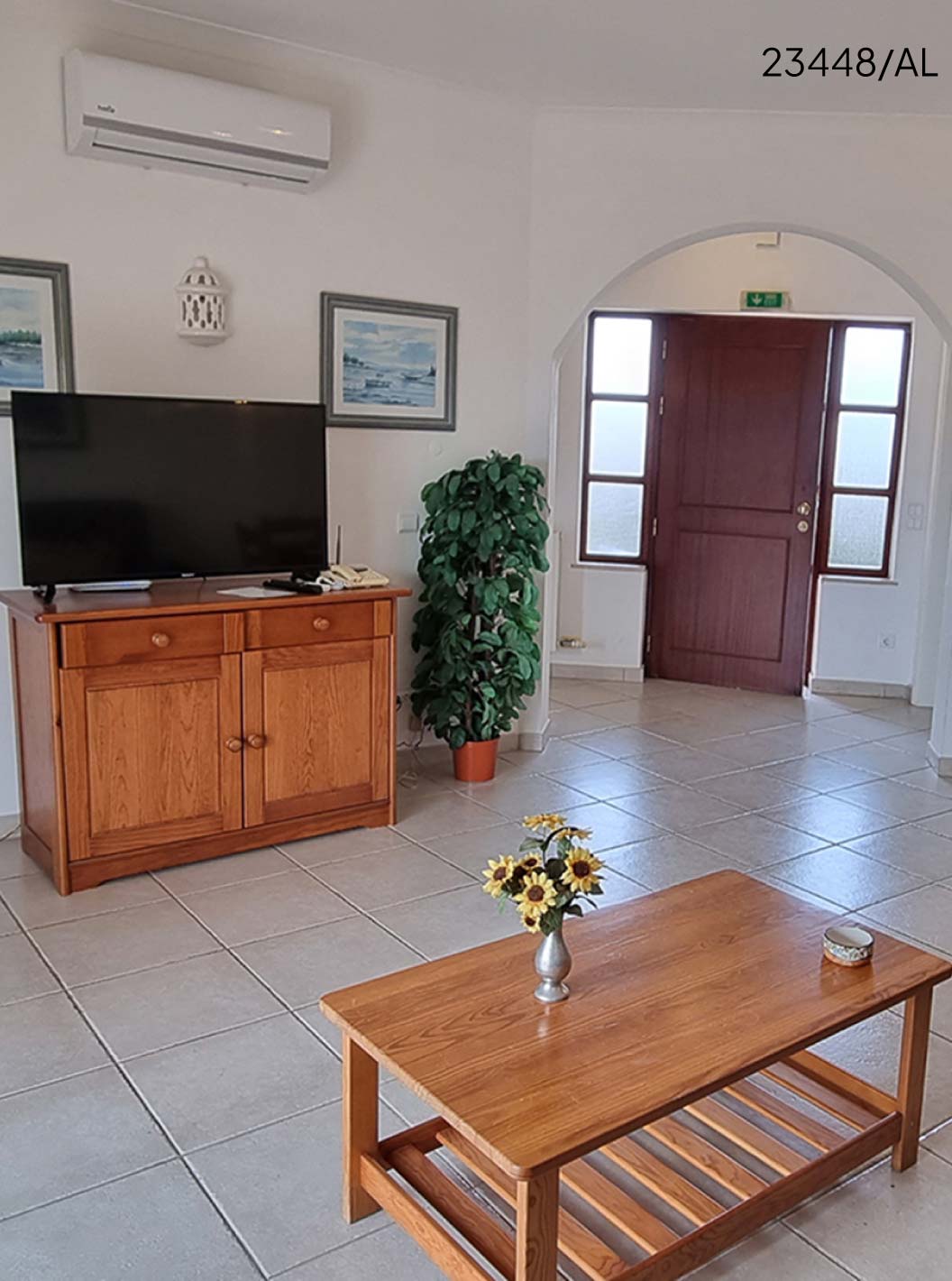 Die Wohnung Pestana Carvoeiro Golf T1 Standard hat ein Wohnzimmer mit Sofa, Tischen, Stühlen und TV
