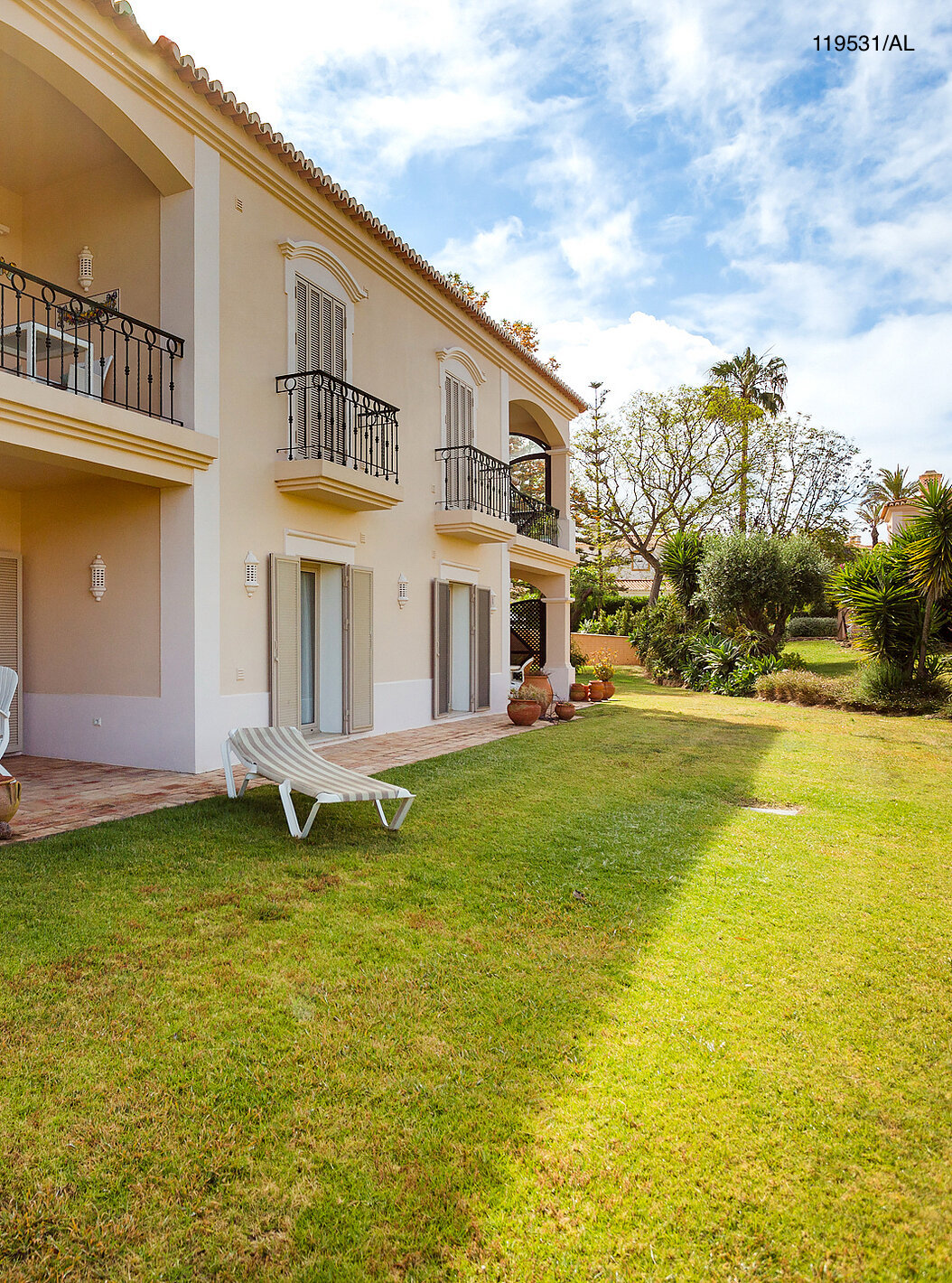 Die Wohnung Pestana Carvoeiro Golf T1 Standard hat einen Außenbereich mit Balkon und Rasen