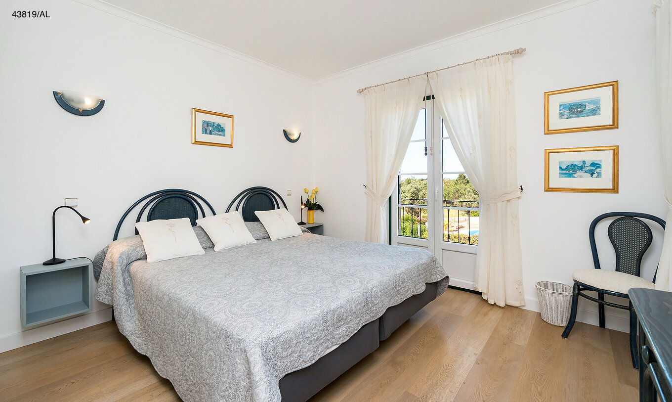 Die Wohnung Pestana Carvoeiro Golf T1 Superior hat ein Doppelbett mit zwei Nachttischen