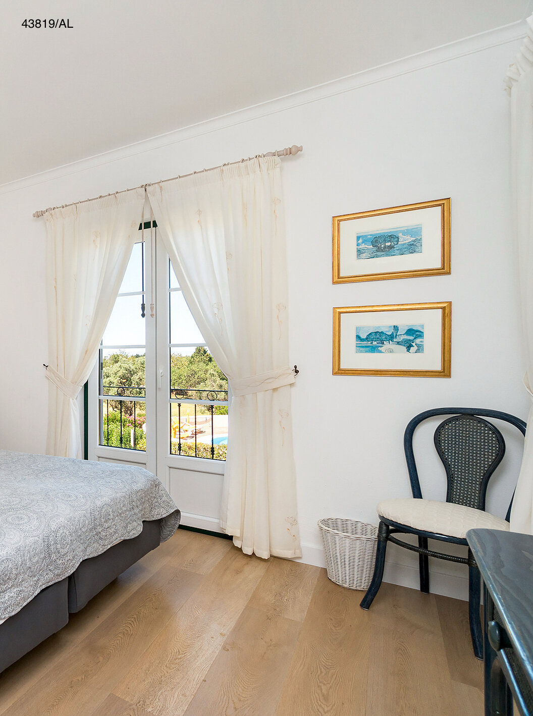 Die Wohnung Pestana Carvoeiro Golf T1 Superior hat ein Doppelbett mit zwei Nachttischen