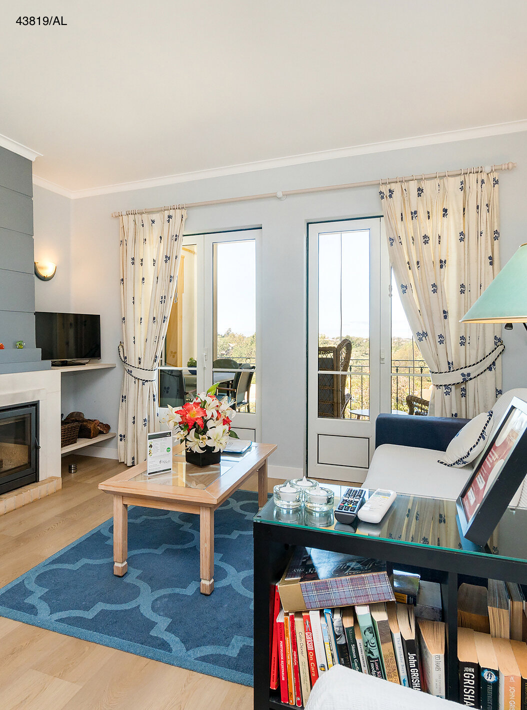 Die Wohnung Pestana Carvoeiro Golf T1 Superior hat ein Wohnzimmer mit Kamin, Sofa und Beistelltischen