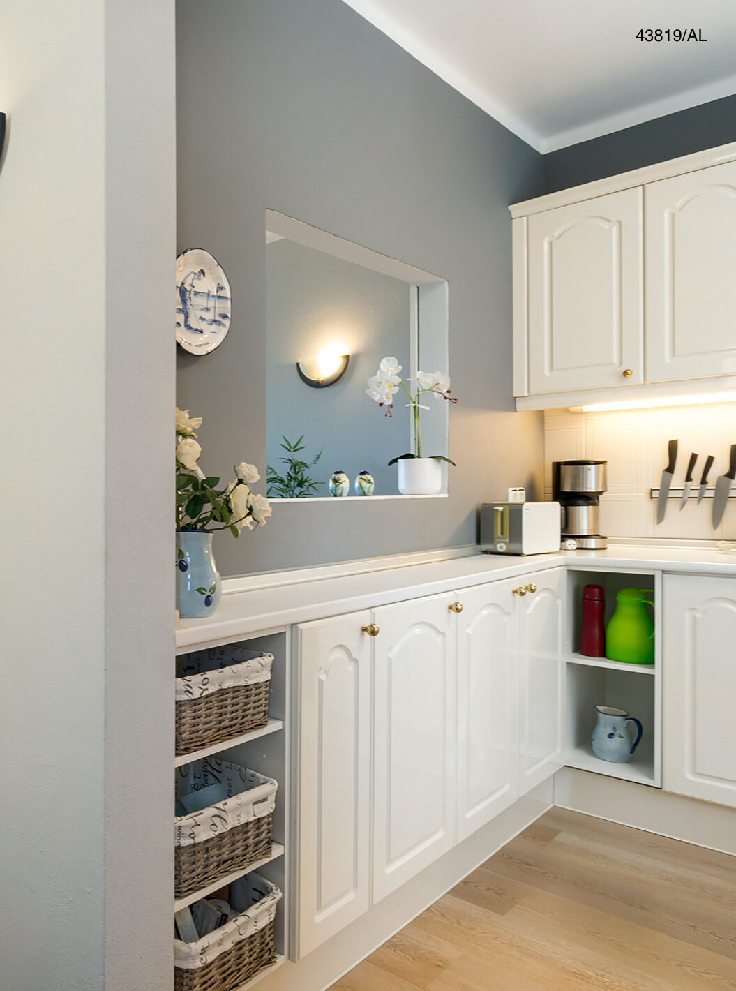 Die Wohnung Pestana Carvoeiro Golf T1 Superior hat einen Eingangsbereich mit Blick auf das Wohnzimmer und die Küche