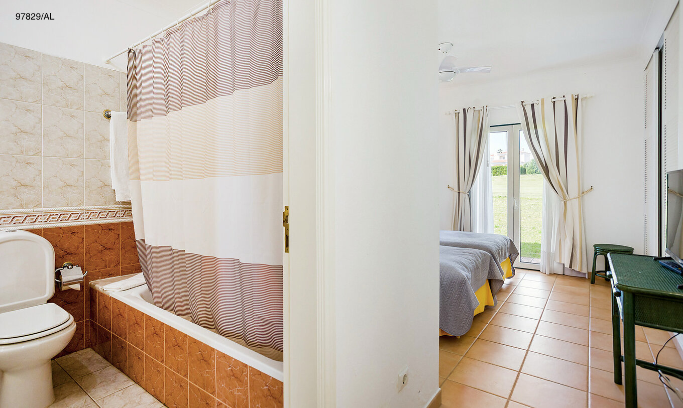 Die Wohnung Pestana Carvoeiro Golf T2 Standard hat ein Bad mit Badewanne und Toilette