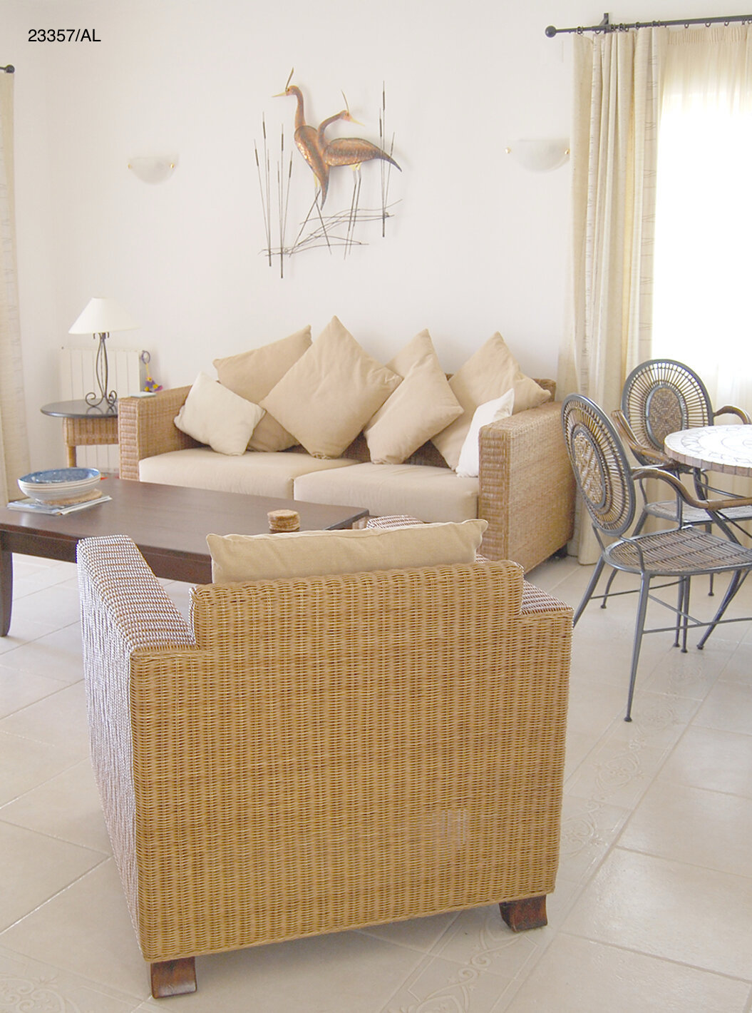 Die Wohnung Pestana Carvoeiro Golf T2 Standard hat ein Wohnzimmer mit Sofa, Sesseln und Esstisch