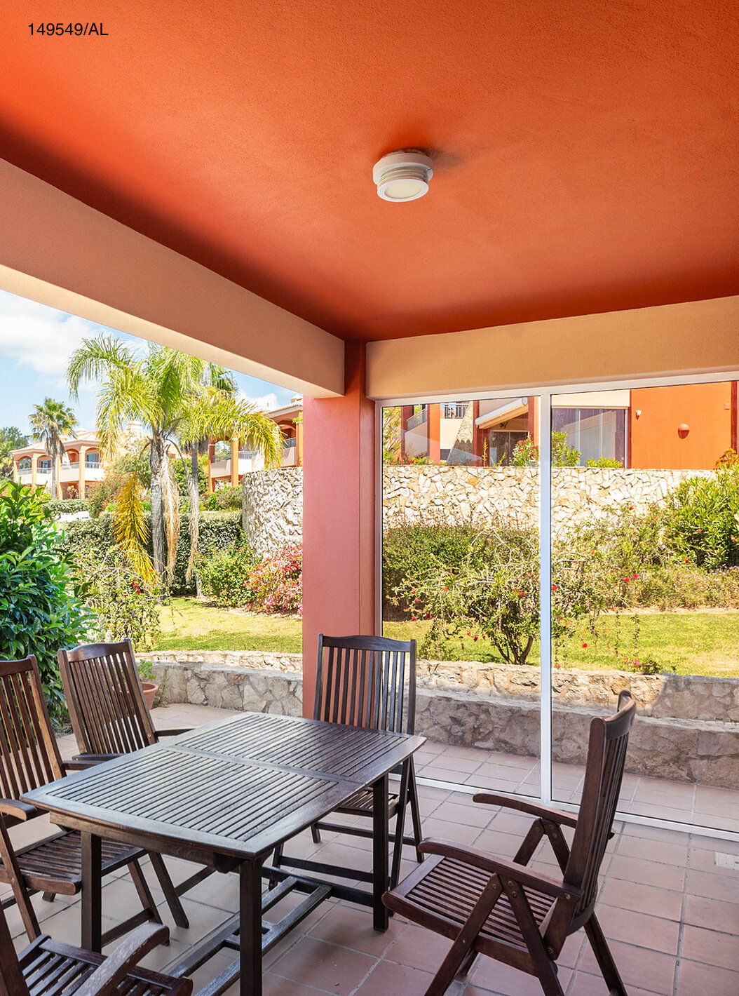 Die Wohnung Pestana Carvoeiro Golf T2 Superior hat einen Balkon mit Tisch und sechs Holzstühlen