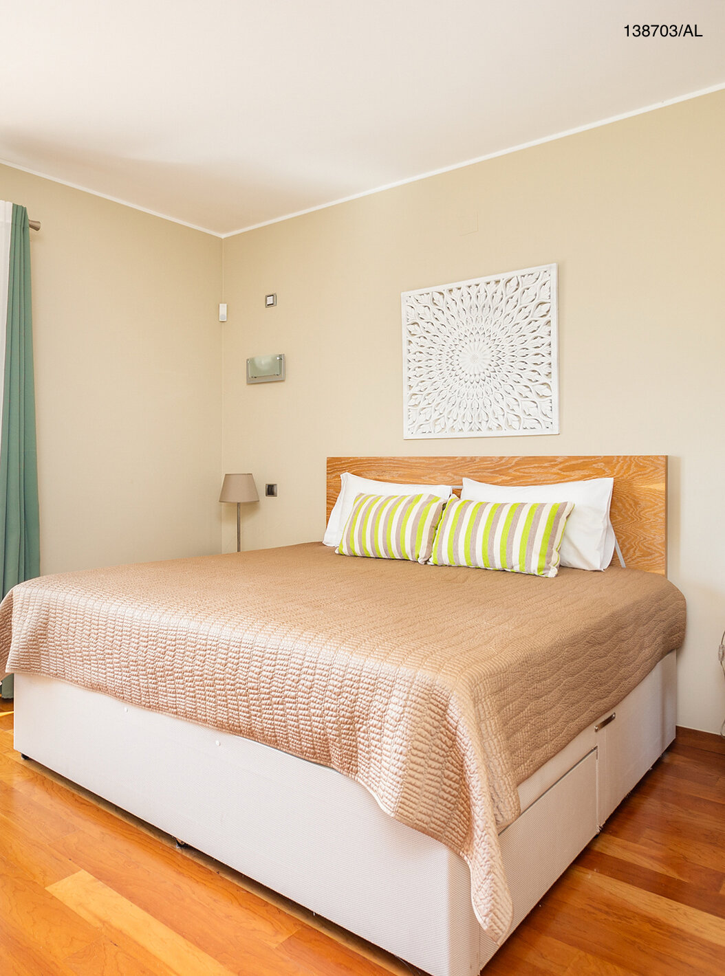 Die Wohnung Pestana Carvoeiro Golf T2 Superior hat ein Schlafzimmer mit Doppelbett, Nachttisch und Balkon