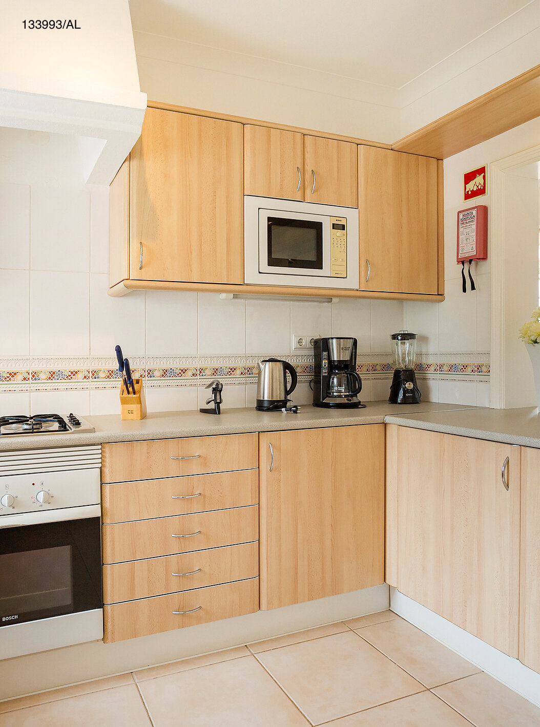 Die Wohnung Pestana Carvoeiro Golf T2 Superior hat eine Küche mit Holzschränken und Geräten