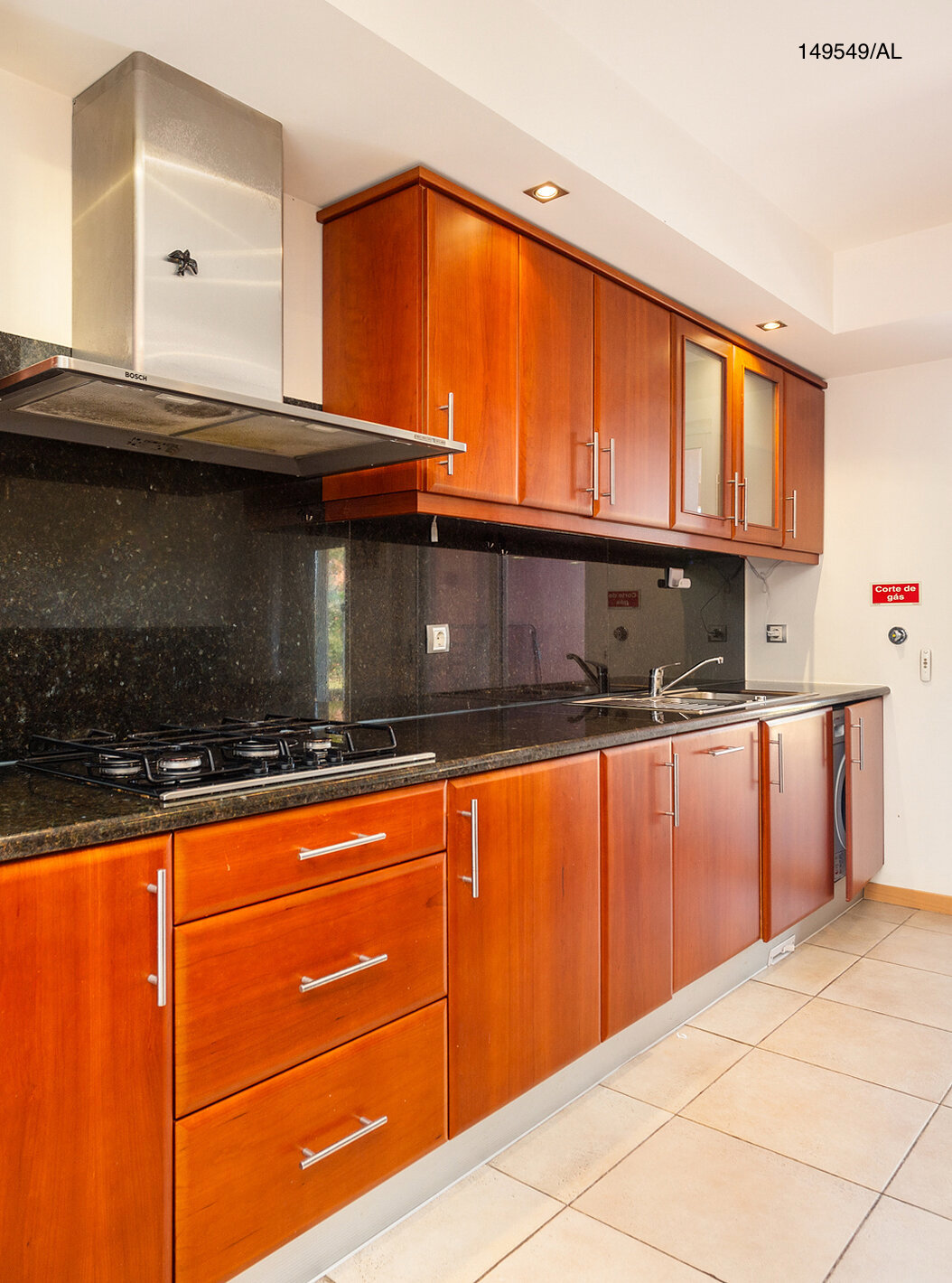 Die Wohnung Pestana Carvoeiro Golf T2 Superior hat eine Küche mit Holzschränken und Geräten