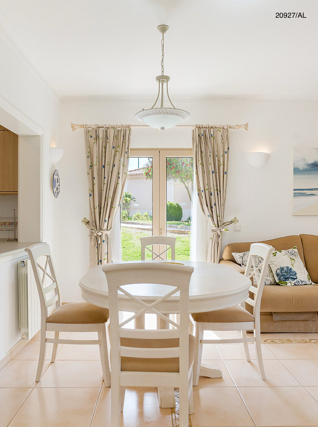 Die Wohnung Pestana Carvoeiro Golf T2 Superior hat ein Esszimmer mit rundem Tisch, Stühlen und Sofa