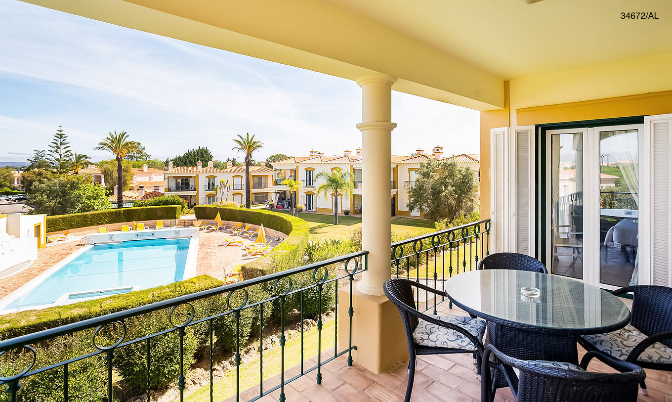 Die Wohnung Pestana Carvoeiro Golf T2 Superior hat einen Balkon mit Blick auf den Pool und den Garten