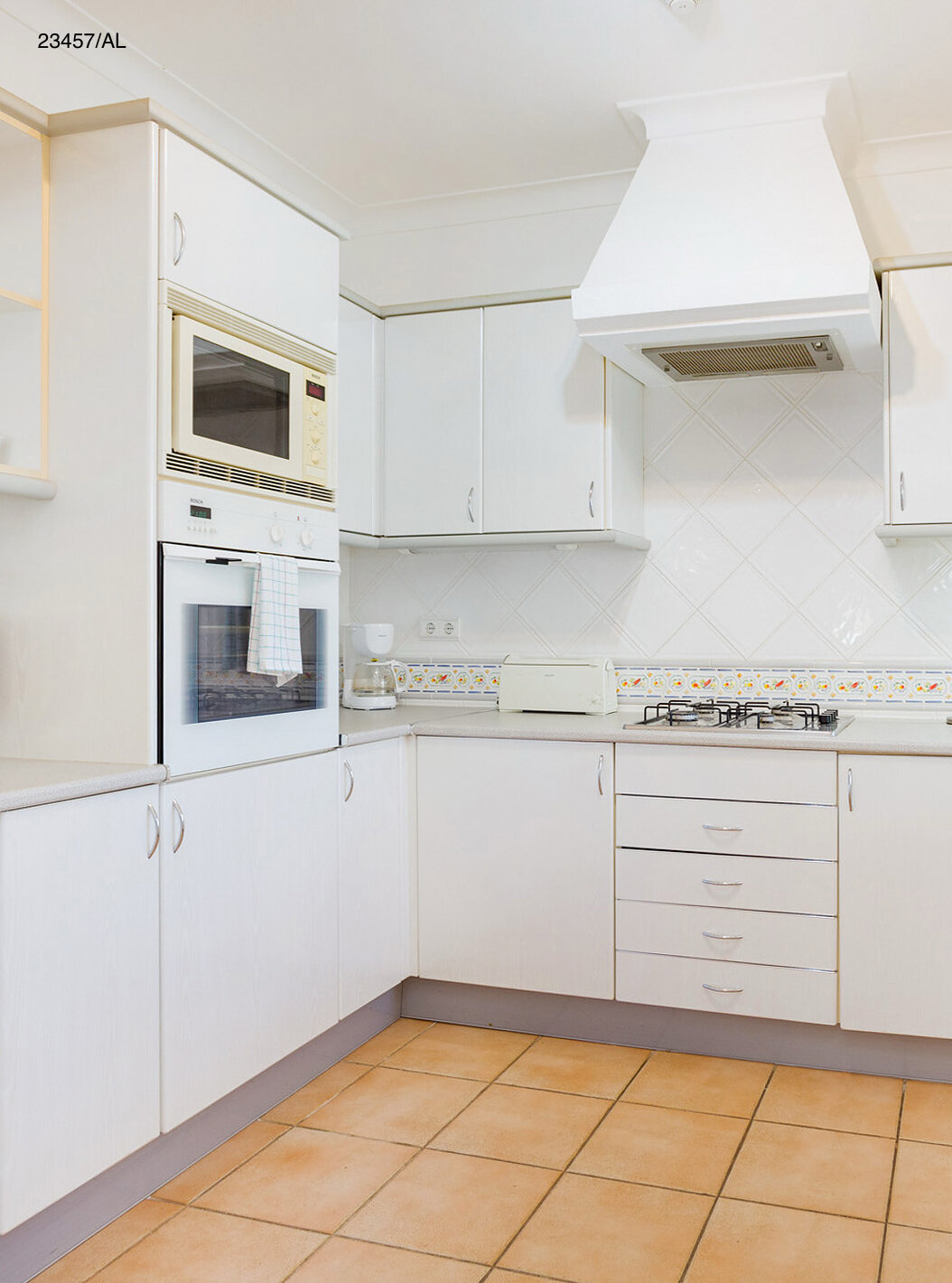 Die Wohnung Pestana Carvoeiro Golf T3 Standard hat eine Küche mit weißen Schränken und einer Arbeitsplatte