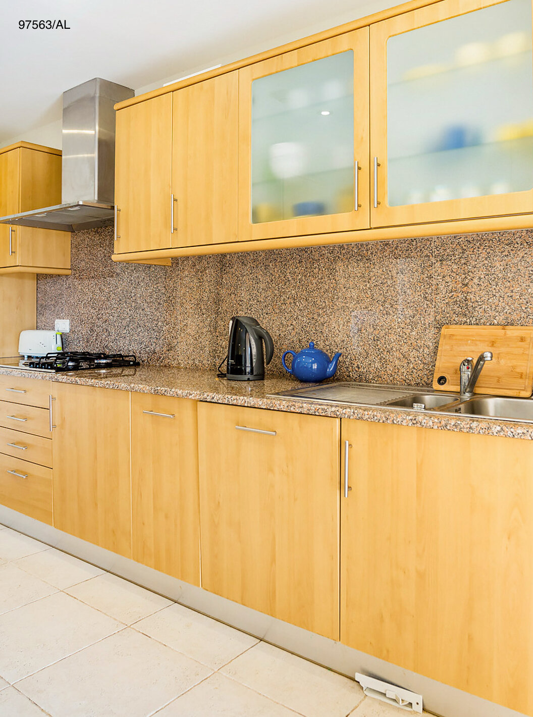 Die Wohnung Pestana Carvoeiro Golf T3 Superior hat eine Küche mit Holzschränken und Geräten