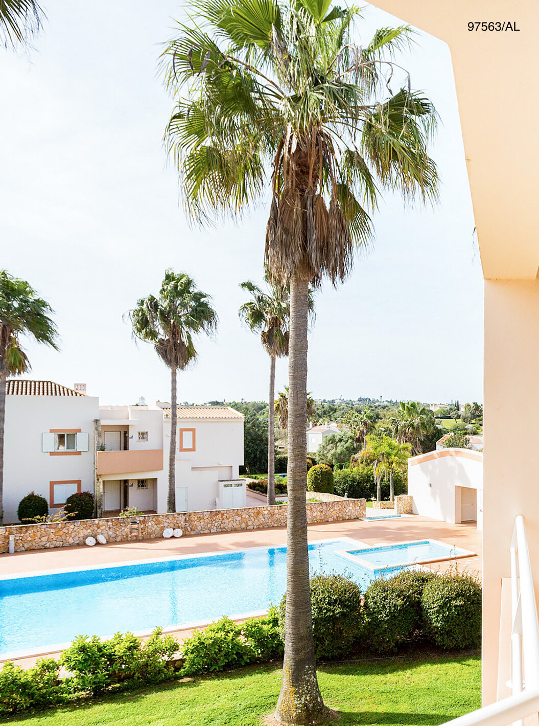 Die Wohnung Pestana Carvoeiro Golf T3 Superior hat einen Balkon mit Blick auf den Garten und den Pool