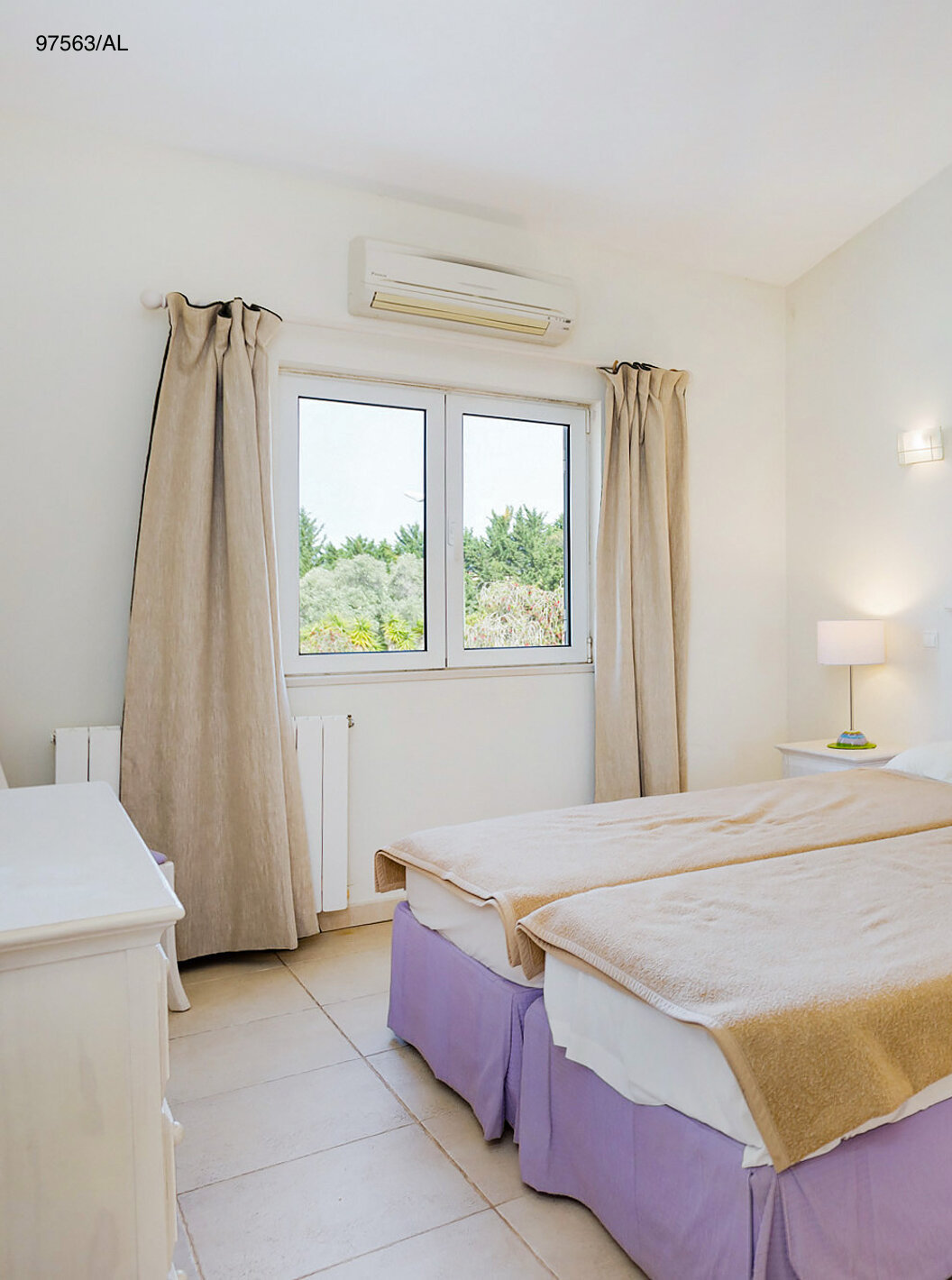 Die Wohnung Pestana Carvoeiro Golf T3 Superior hat ein Schlafzimmer mit zwei Einzelbetten und einem Nachttisch