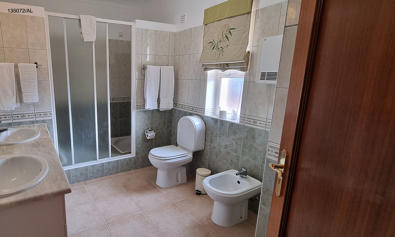 Die Villa Pestana Carvoeiro Golf V3 Standard hat ein Bad mit Toilette, zwei Waschbecken und einer Dusche